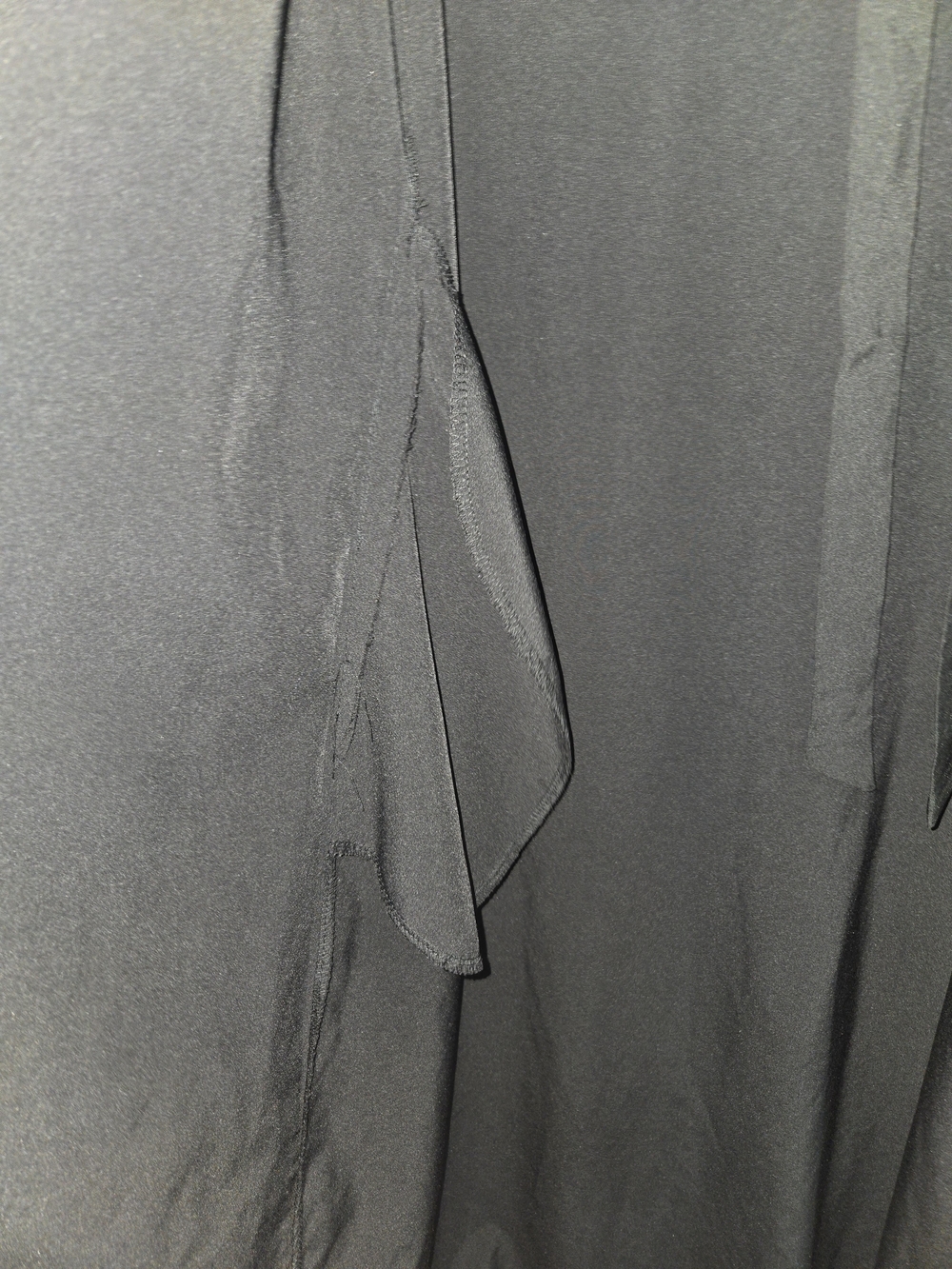 Sleek Black Robe - Picture 12 of 13